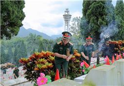 Bộ tư lệnh Quân khu: Tặng quà đối tượng chính sách và dâng hương tại nghĩa trang liệt sĩ Quốc gia Vị Xuyên, tỉnh Hà Giang